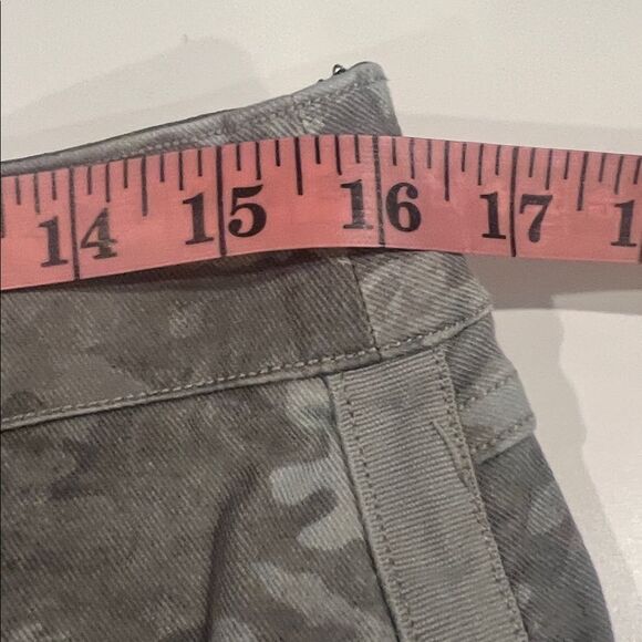Spanx Stone Wash Camo Pull On Stretch Twill Shorts Womens Sz large Slim Shaping - Picture 8 of 11